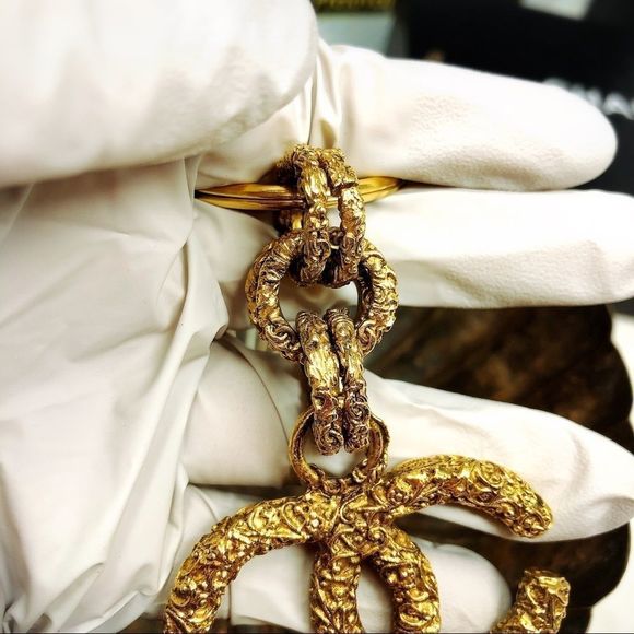 Chanel Florentine lava textured CC logo keychain - Picture 11 of 13